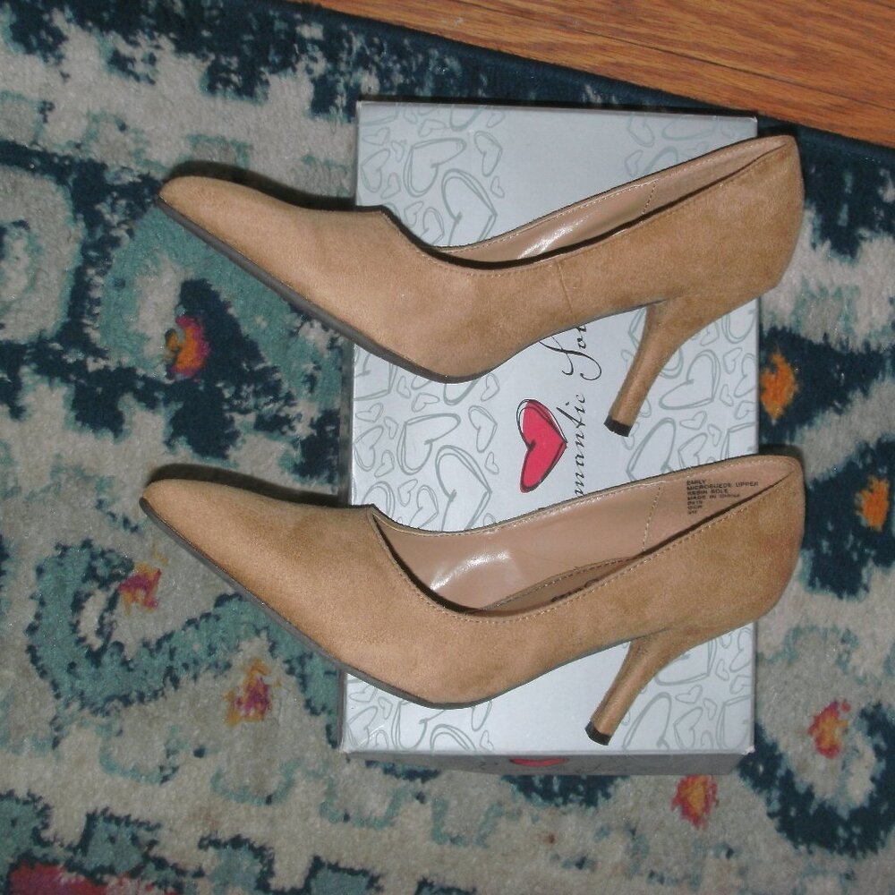 NIB Romantic Soles Tan Beige Micro Suede Classic Pointed Toe Pumps Shoes size 9